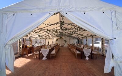 Wypożycz namiot na przyjęcie w ogrodzie.